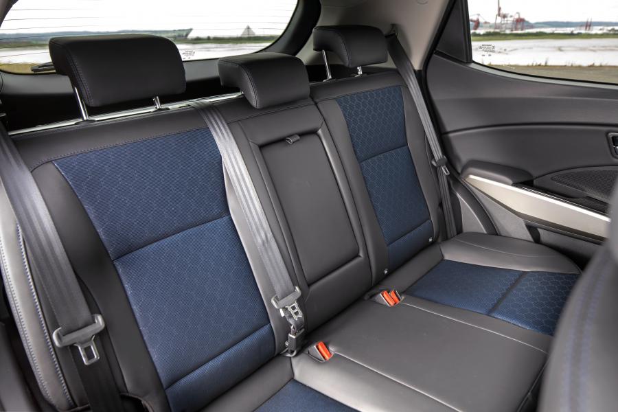 Интерьер SsangYong Tivoli LE 2019 года  (UK) (фото 19 из 34)